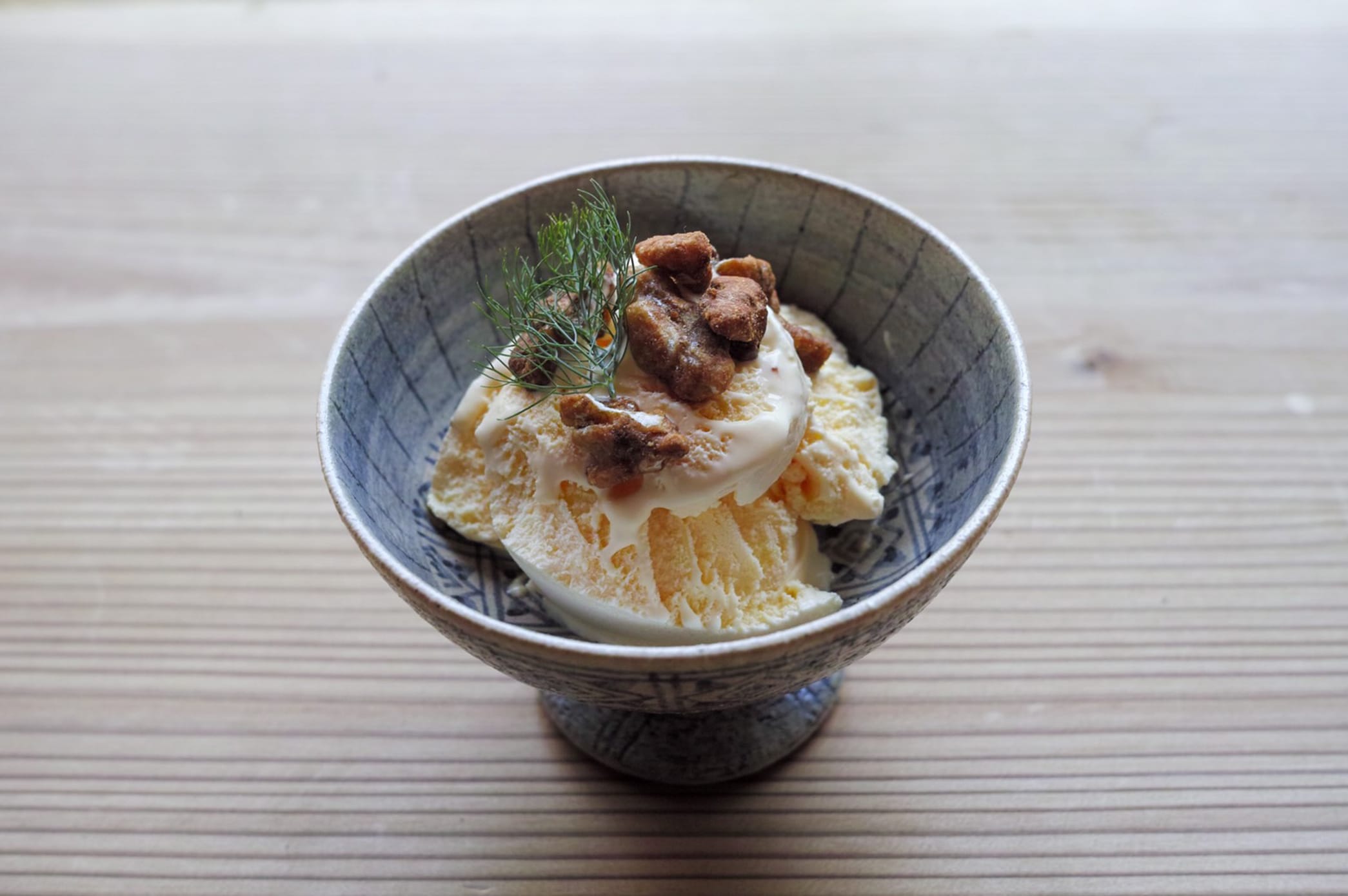 クルミのおやつとアイスクリーム